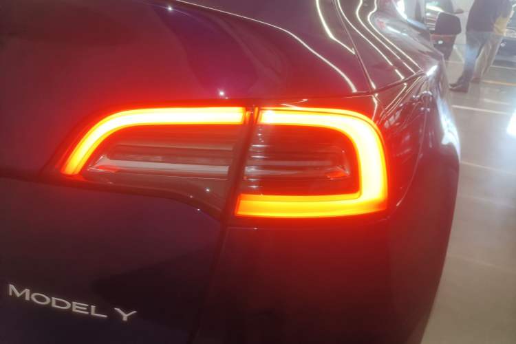 Used Tesla Model Y 2021 Standard Range Rear-Wheel Drive Version Right Rear Taillight