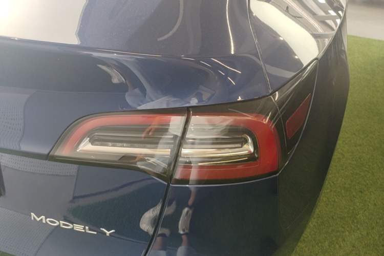 Used Tesla Model Y 2021 Standard Range Rear-Wheel Drive Version Right Rear Taillight