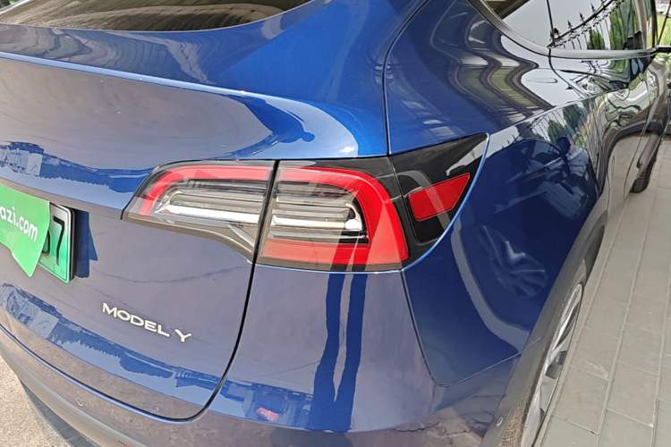 Used Tesla Model Y 2021 Long-Range All-Wheel-Drive Version Right Rear Taillight