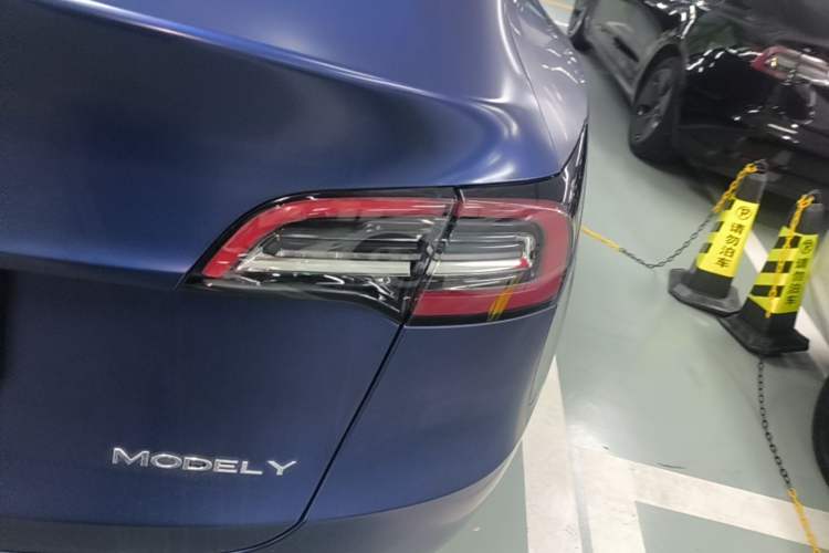 Used Tesla Model Y 2021 Long-Range All-Wheel-Drive Version Right Rear Taillight