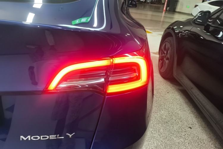Used Tesla Model Y 2021 Standard Range Rear-Wheel Drive Version Right Rear Taillight