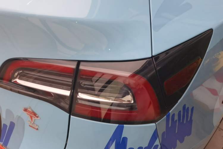 Used Tesla Model Y 2021 Standard Range Rear-Wheel Drive Version Right Rear Taillight