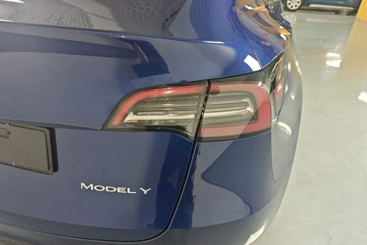Used Tesla Model Y 2021 Standard Range Rear-Wheel Drive Version Right Rear Taillight