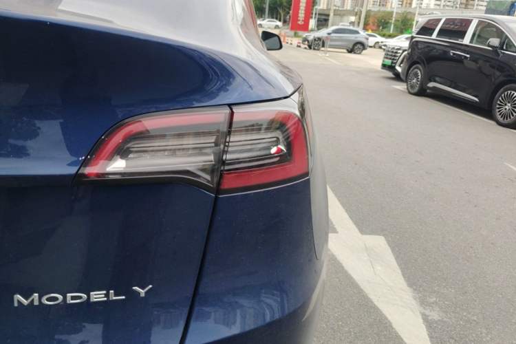 Used Tesla Model Y 2021 Long-Range All-Wheel-Drive Version 3D7 Right Rear Taillight