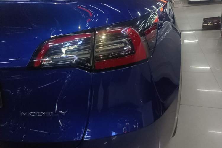 Used Tesla Model Y 2021 Standard Range Rear-Wheel Drive Version Right Rear Taillight