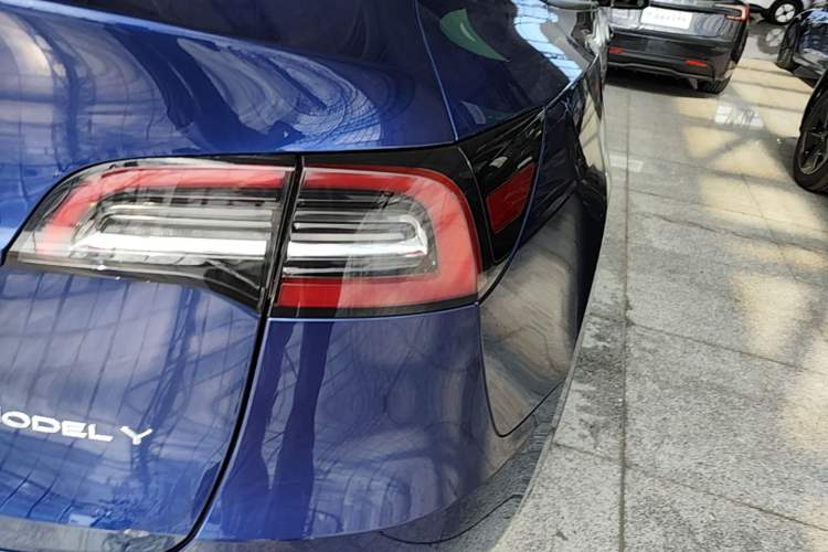 Used Tesla Model Y 2021 Long-Range All-Wheel-Drive Version 3D7 Right Rear Taillight