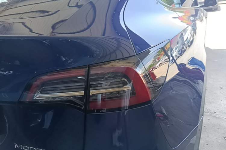 Used Tesla Model Y 2021 Standard Range Rear-Wheel Drive Version Right Rear Taillight