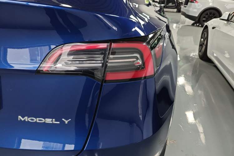 Used Tesla Model Y 2021 Standard Range Rear-Wheel Drive Version Right Rear Taillight