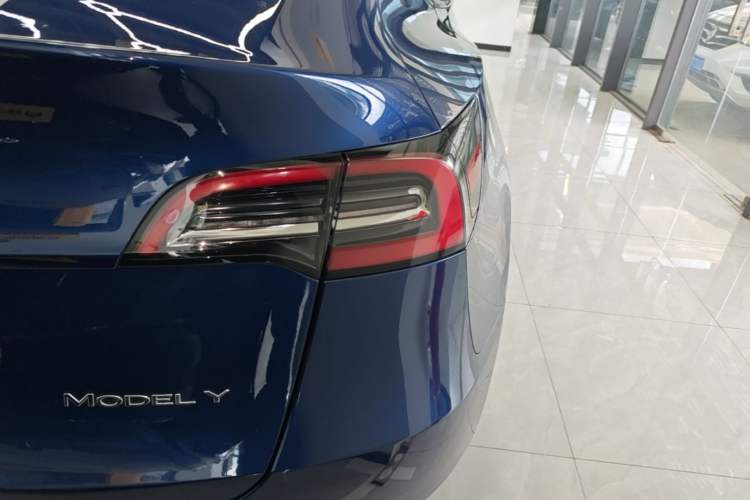 Used Tesla Model Y 2021 Standard Range Rear-Wheel Drive Version Right Rear Taillight