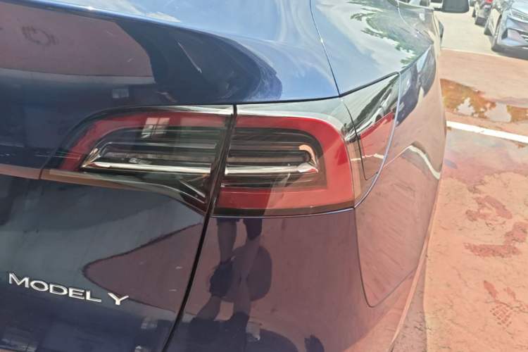 Used Tesla Model Y 2021 Standard Range Rear-Wheel Drive Version Right Rear Taillight