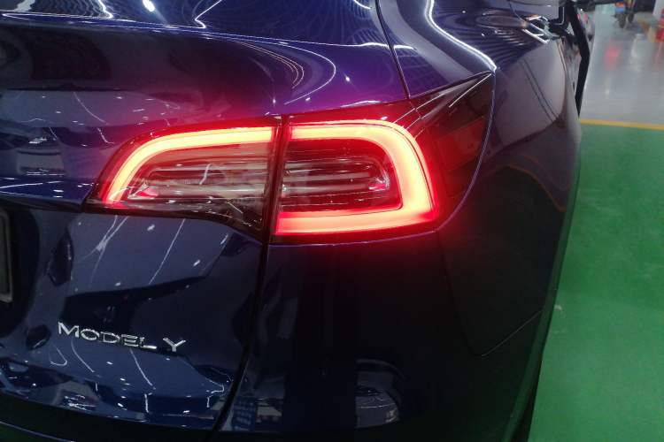 Used Tesla Model Y 2021 Long-Range All-Wheel-Drive Version 3D7 Right Rear Taillight