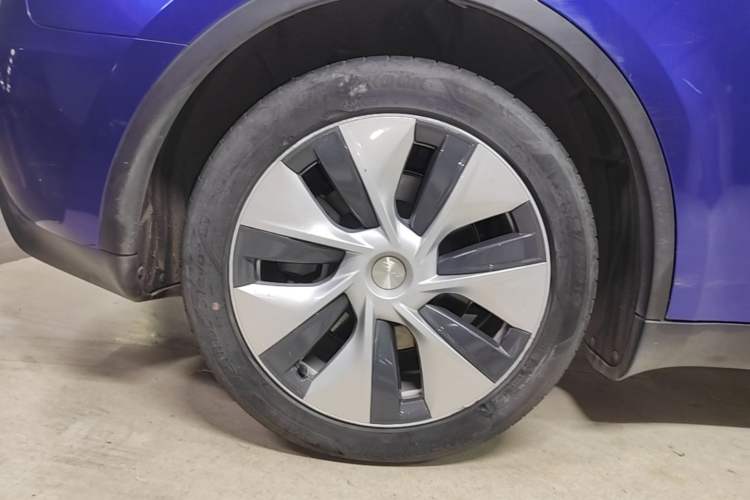 Used Tesla Model Y 2021 Long-Range All-Wheel-Drive Version 3D7 Right Rear Wheel Hub