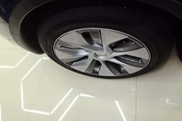 Used Tesla Model Y 2021 Standard Range Rear-Wheel Drive Version Right Rear Wheel Hub