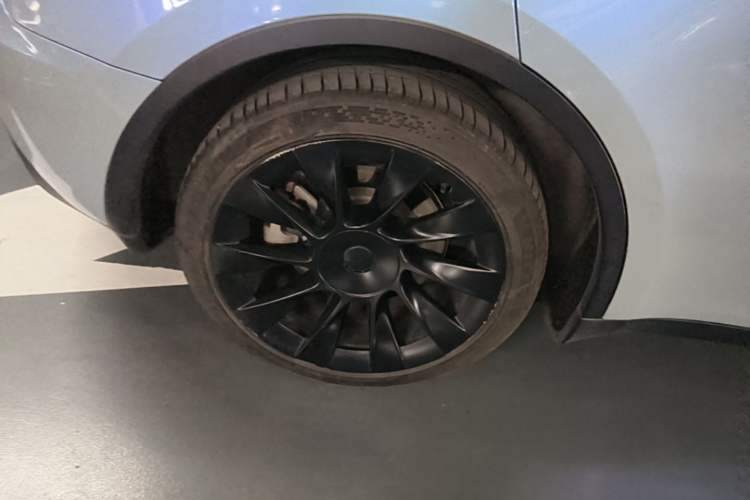 Used Tesla Model Y 2021 Long-Range All-Wheel-Drive Version Right Rear Wheel Hub