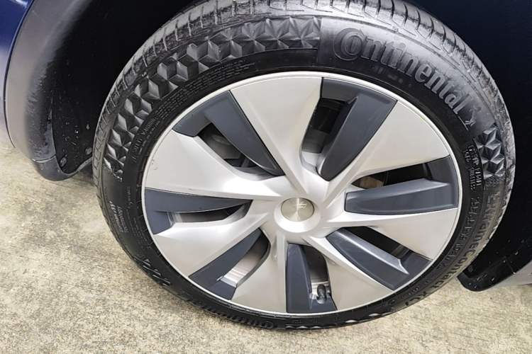 Used Tesla Model Y 2021 Long-Range All-Wheel-Drive Version 3D7 Right Rear Wheel Hub