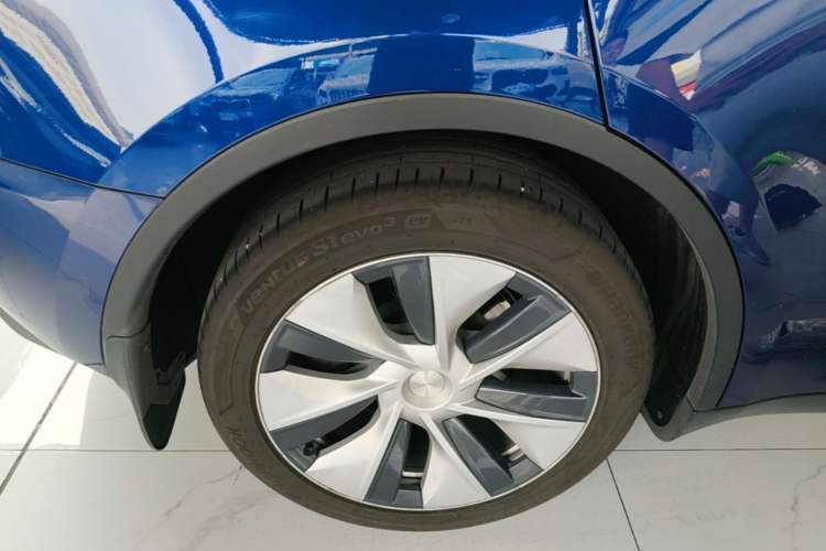 Used Tesla Model Y 2021 Long-Range All-Wheel-Drive Version 3D7 Right Rear Wheel Hub