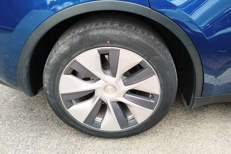 Used Tesla Model Y 2021 Long-Range All-Wheel-Drive Version Right Rear Wheel Hub