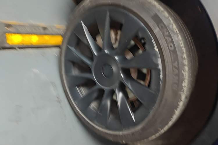 Used Tesla Model Y 2021 Long-Range All-Wheel-Drive Version 3D7 Right Rear Wheel Hub