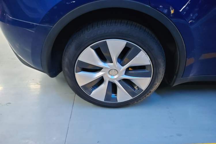 Used Tesla Model Y 2021 Long-Range All-Wheel-Drive Version Right Rear Wheel Hub