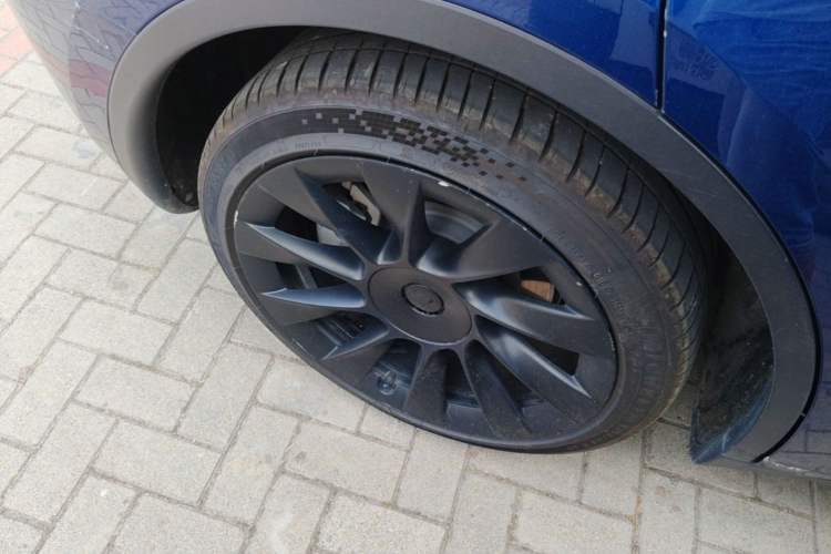 Used Tesla Model Y 2021 Long-Range All-Wheel-Drive Version Right Rear Wheel Hub