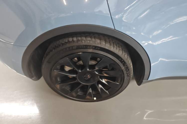 Used Tesla Model Y 2021 Long-Range All-Wheel-Drive Version 3D7 Right Rear Wheel Hub