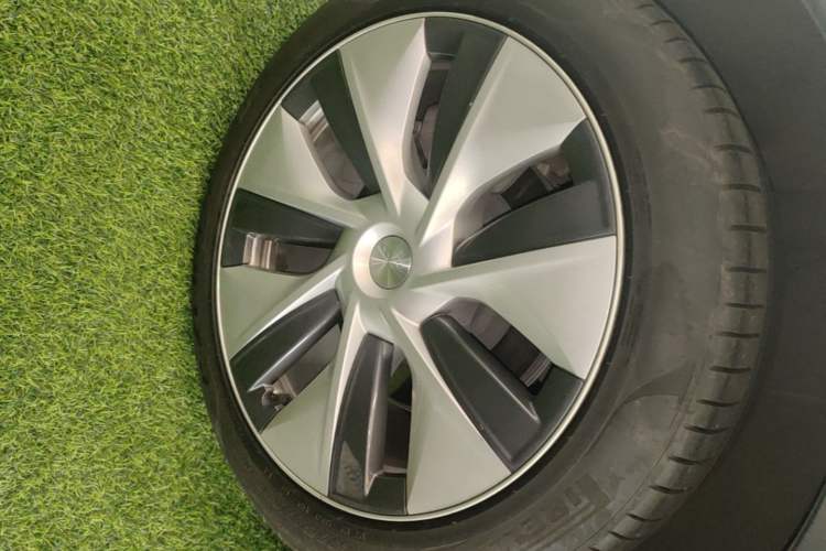 Used Tesla Model Y 2021 Standard Range Rear-Wheel Drive Version Right Rear Wheel Hub