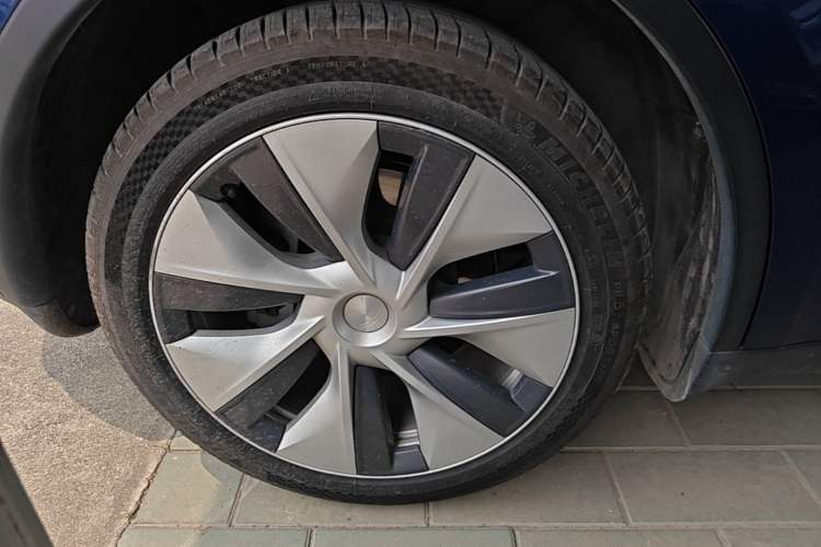 Used Tesla Model Y 2021 Long-Range All-Wheel-Drive Version Right Rear Wheel Hub