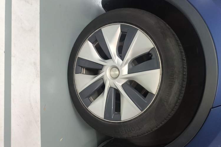 Used Tesla Model Y 2021 Long-Range All-Wheel-Drive Version Right Rear Wheel Hub
