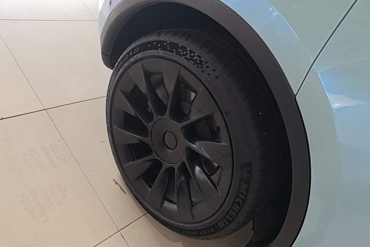 Used Tesla Model Y 2021 Standard Range Rear-Wheel Drive Version Right Rear Wheel Hub