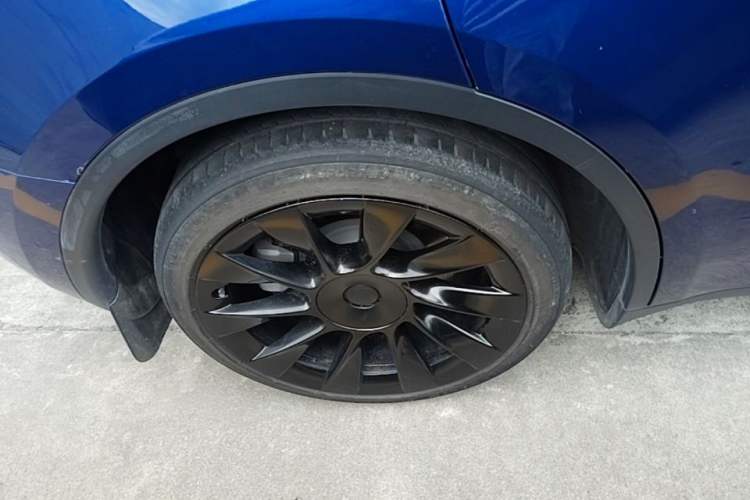 Used Tesla Model Y 2021 Long-Range All-Wheel-Drive Version 3D7 Right Rear Wheel Hub