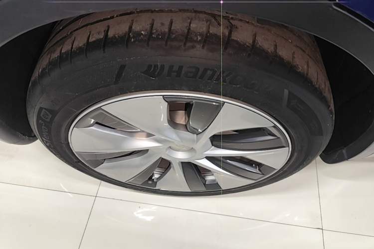 Used Tesla Model Y 2021 Standard Range Rear-Wheel Drive Version Right Rear Wheel Hub