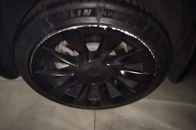 Used Tesla Model Y 2021 Long-Range All-Wheel-Drive Version Right Rear Wheel Hub