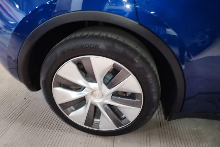 Used Tesla Model Y 2021 Standard Range Rear-Wheel Drive Version Right Rear Wheel Hub