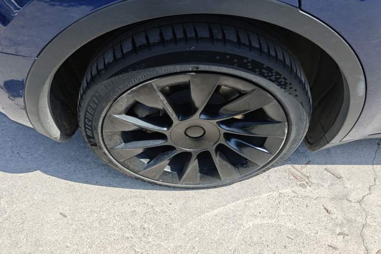 Used Tesla Model Y 2021 Long-Range All-Wheel-Drive Version Right Rear Wheel Hub