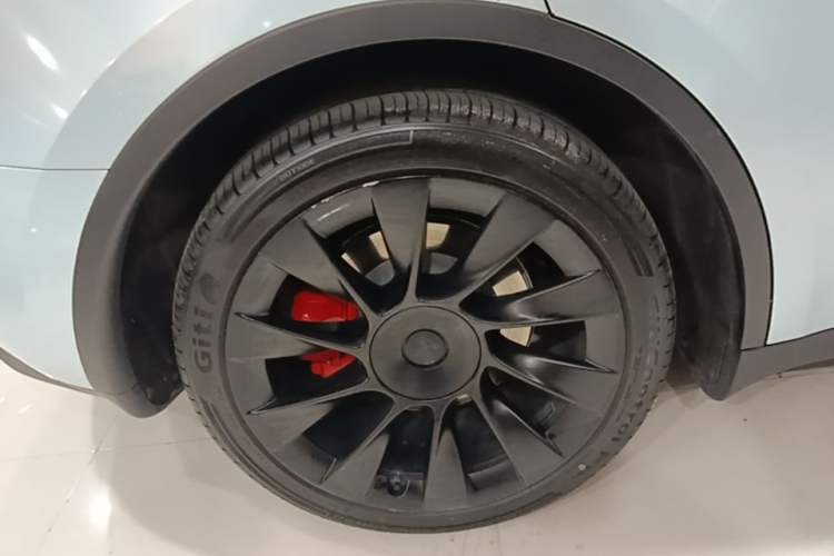 Used Tesla Model Y 2021 Standard Range Rear-Wheel Drive Version Right Rear Wheel Hub