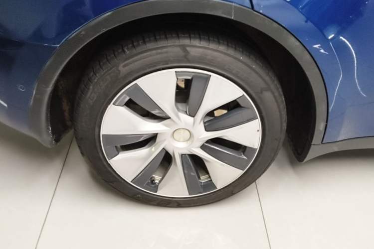 Used Tesla Model Y 2021 Long-Range All-Wheel-Drive Version 3D7 Right Rear Wheel Hub