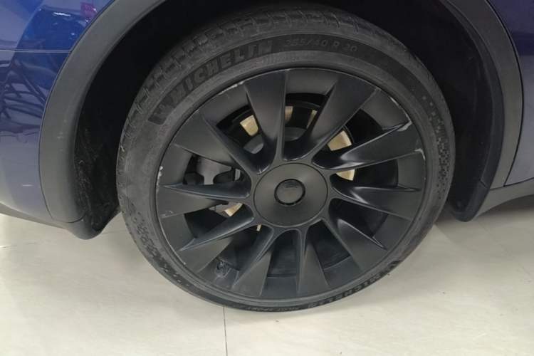 Used Tesla Model Y 2021 Long-Range All-Wheel-Drive Version 3D7 Right Rear Wheel Hub
