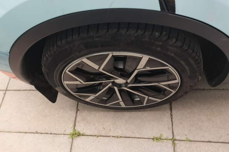 Used Tesla Model Y 2021 Standard Range Rear-Wheel Drive Version Right Rear Wheel Hub