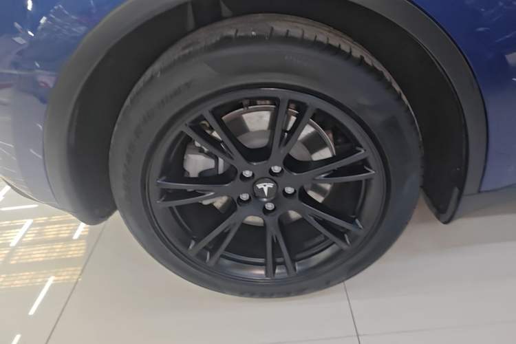 Used Tesla Model Y 2021 Standard Range Rear-Wheel Drive Version Right Rear Wheel Hub
