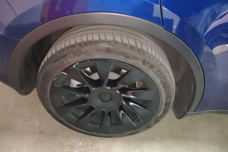 Used Tesla Model Y 2021 Long-Range All-Wheel-Drive Version 3D7 Right Rear Wheel Hub