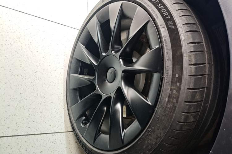 Used Tesla Model Y 2021 Long-Range All-Wheel-Drive Version 3D7 Right Rear Wheel Hub