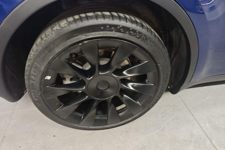 Used Tesla Model Y 2021 Long-Range All-Wheel-Drive Version 3D7 Right Rear Wheel Hub