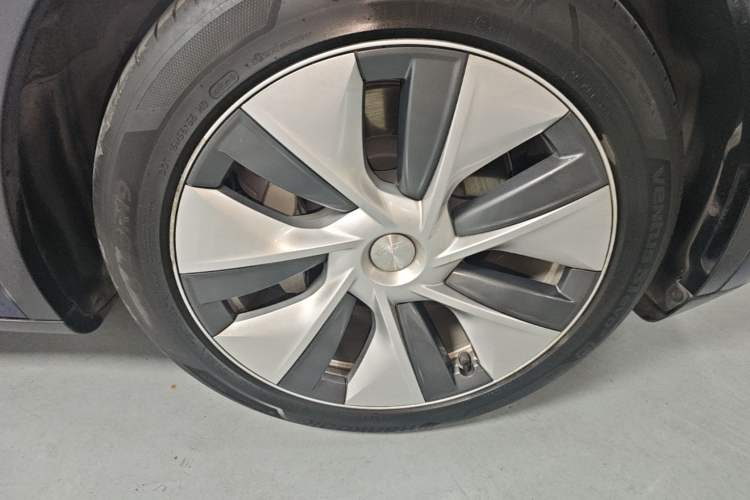 Used Tesla Model Y 2021 Standard Range Rear-Wheel Drive Version Right Rear Wheel Hub