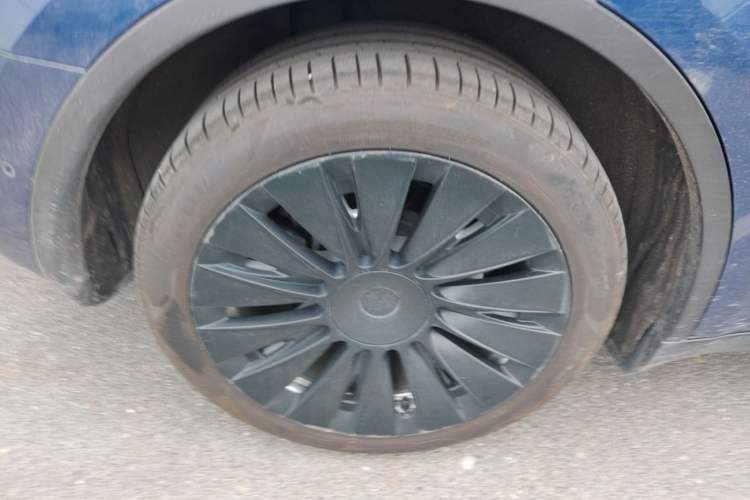 Used Tesla Model Y 2021 Long-Range All-Wheel-Drive Version 3D7 Right Rear Wheel Hub
