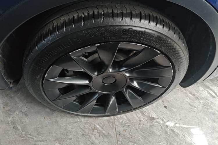 Used Tesla Model Y 2021 Long-Range All-Wheel-Drive Version Right Rear Wheel Hub