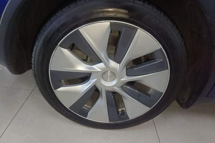 Used Tesla Model Y 2021 Standard Range Rear-Wheel Drive Version Right Rear Wheel Hub