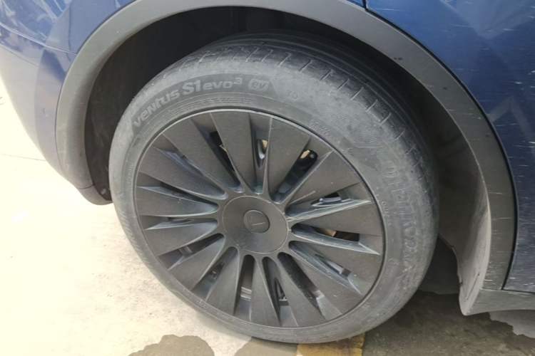 Used Tesla Model Y 2021 Long-Range All-Wheel-Drive Version Right Rear Wheel Hub