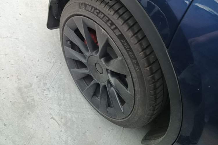 Used Tesla Model Y 2021 Long-Range All-Wheel-Drive Version Right Rear Wheel Hub