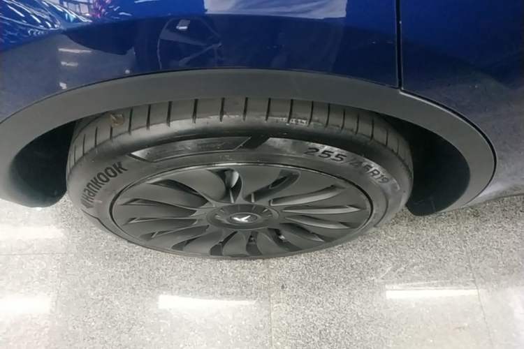 Used Tesla Model Y 2021 Long-Range All-Wheel-Drive Version 3D7 Right Rear Wheel Hub