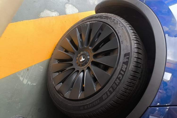 Used Tesla Model Y 2021 Long-Range All-Wheel-Drive Version Right Rear Wheel Hub
